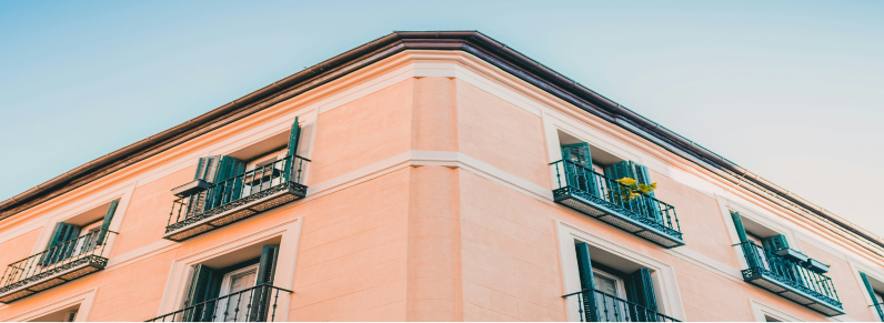 Por qué Invertir en Madrid - fachada de edificio con balcón